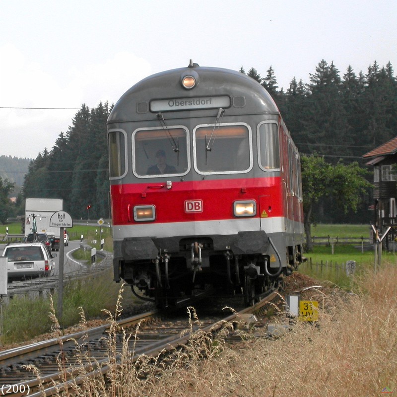 Bahn 200.jpg - Der Zug wird nach Oberstdorf geschoben. Der Lokführer sitzt daher im Steuerwagen, hier die Gattung Bnrz.